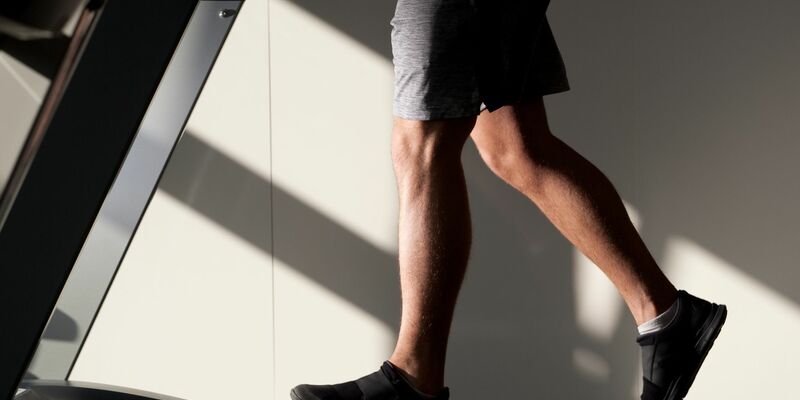 Ob es ein Fitnessgerät zu Hause gibt, ist auch eine Frage des Geldes. (Symbolbild)  - Foto: Klaus-Dietmar Gabbert/dpa-tmn/dpa