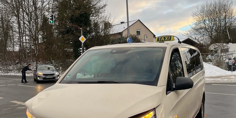 POL-RBK: Wermelskirchen - Zusammenstoß im Kreuzungsbereich fordert einen Schwerverletzten - Foto: presseportal.de