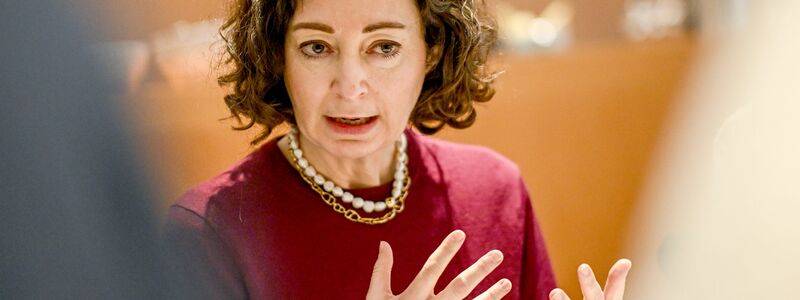 Neben Preissteigerungen beschäftigen die vzbv aktuell unter anderem auch die Gesundheitsversorgung, KI-Sicherheit und Verbraucherschutz beim Online-Shopping. - Foto: Britta Pedersen/dpa