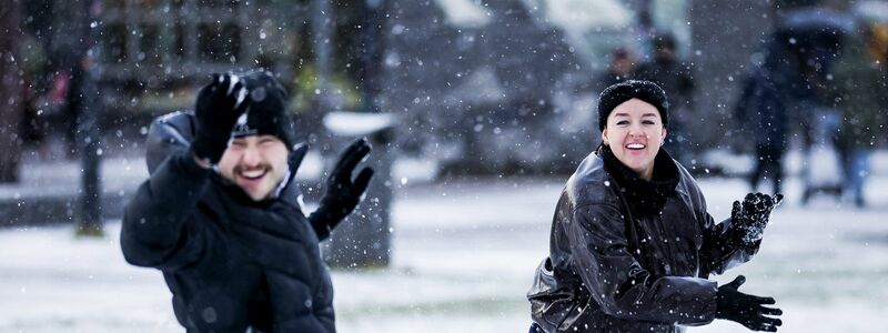Menschen vergnügen sich bei einer Schneeballschlacht in Amsterdam in den Niederlanden. - Foto: Robin Van Lonkhuijsen/ANP/dpa