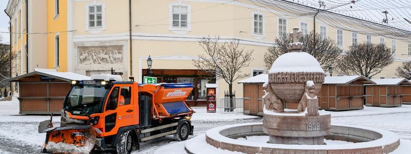 Ein Schneepflug räumt in Ungarn. - Foto: Tamas Vasvari/MTI/AP/dpa