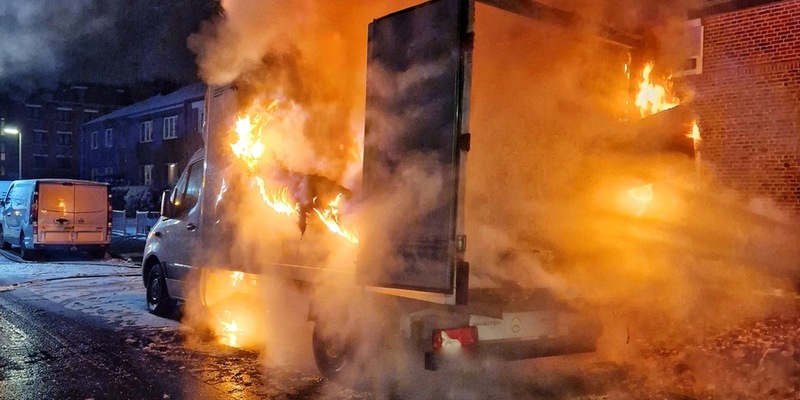 FW-NE: Kleinlaster in Vollbrand | Keine Verletzten - Foto: presseportal.de