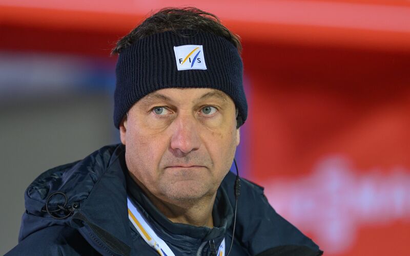 Fis-Rennleiter Sandro Pertile arbeitet weiter an einer Angleichung des Sprung-Kalenders. (Archivbild) - Foto: Hendrik Schmidt/dpa