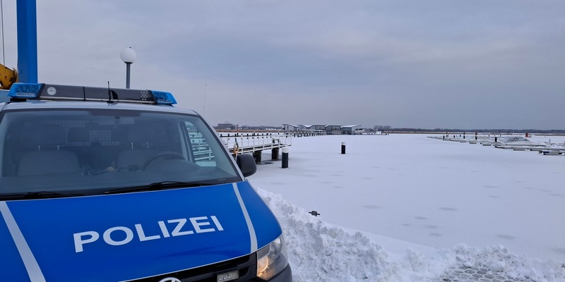 LWSPA M-V: Warnung der Wasserschutzpolizei - Betreten der Eisflächen ist lebensgefährlich - Foto: presseportal.de