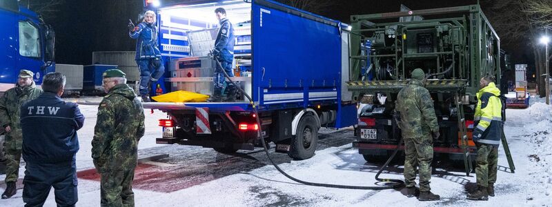 Ein Kraftstoffcontainer vom Technischen Hilfswerk THW wird auf einem Betriebshof vom THW von einem Tankwagen der Bundeswehr getankt.  - Foto: Christophe Gateau/dpa