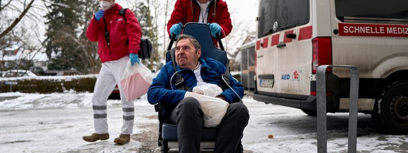 Bewohner Branislav Bokorov wird vom Sanitätsdienst zurück in die Pflegeeinrichtung gebracht. - Foto: Michael Ukas/dpa