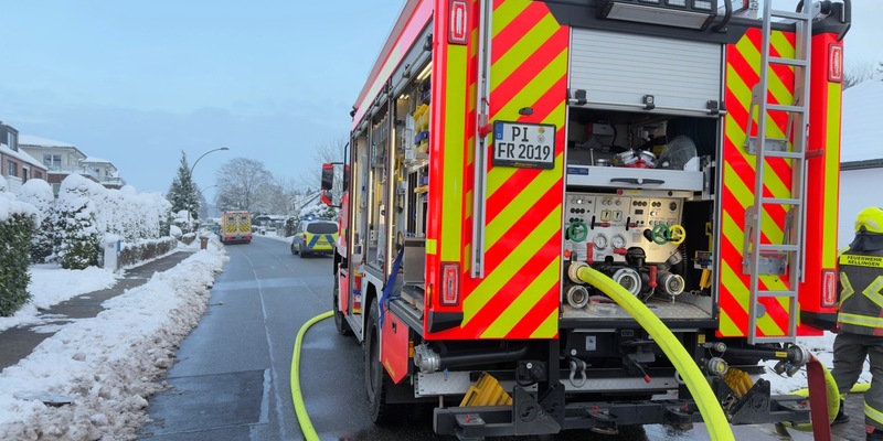 FW-PI: Vollbrand einer Garage: Feuerwehren aus Rellingen und Egenbüttel im Einsatz - Foto: presseportal.de