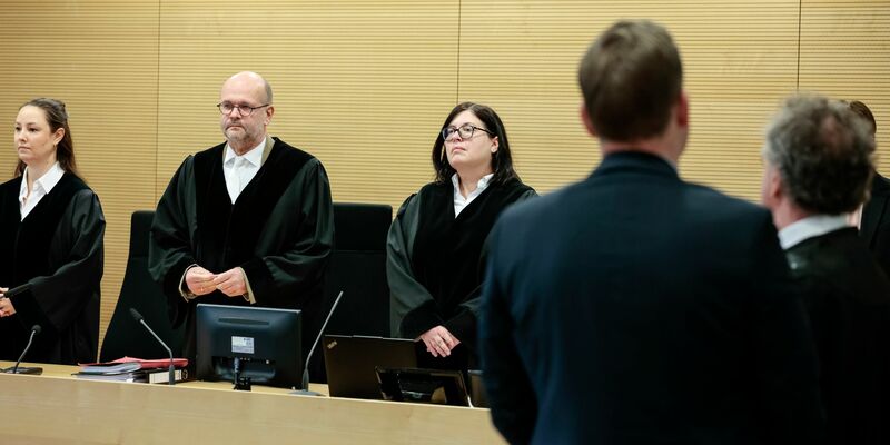 Ein Richter (vorn) trieb es vor allem während seiner Arbeitszeit zu weit ? und wurde dafür nun von einem Kollegen verurteilt. - Foto: David Ebener/dpa