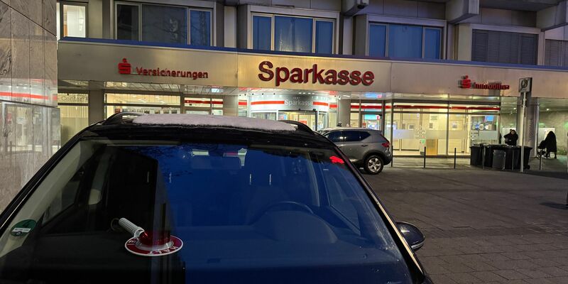 Die Sparkasse bleibt bis auf den SB-Raum mit den Automaten noch für Wochen zu - im Tresorraum wird fieberhaft gearbeitet. - Foto: Michael Weber/WtV News/dpa