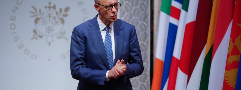 Lange hat Merz gezögert, jetzt sagt er eine militärische Beteiligung an der Absicherung eines Waffenstillstands in der Ukraine zu. - Foto: Yoan Valat/Pool EPA/AP/dpa