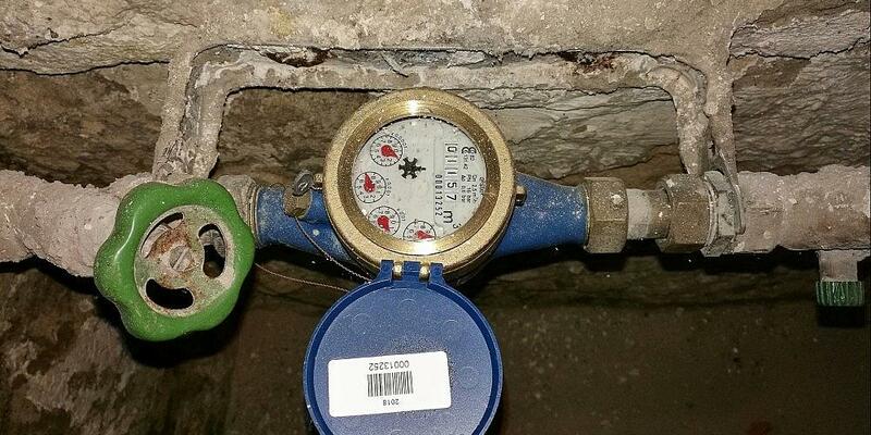 Absperrhahn und Wasseruhr in einem Altbaukeller (Archiv) - Foto: via dts Nachrichtenagentur