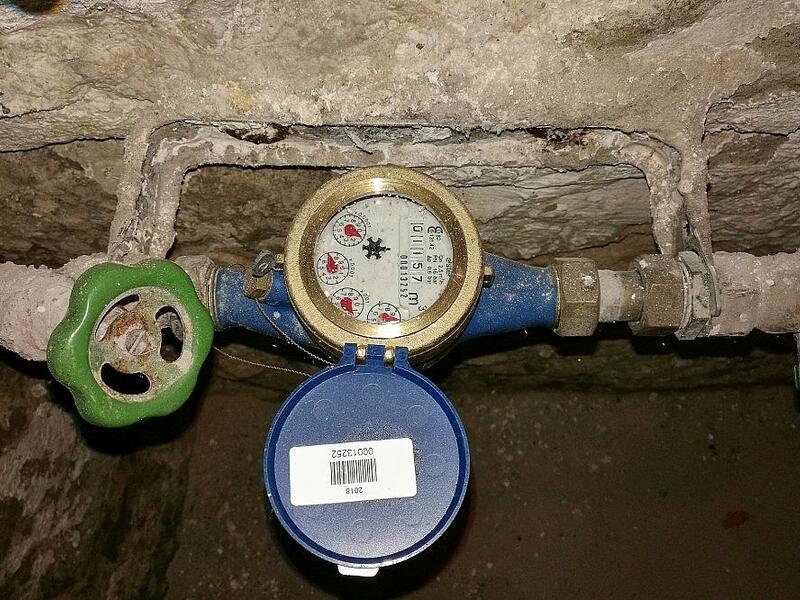 Absperrhahn und Wasseruhr in einem Altbaukeller (Archiv) - Foto: via dts Nachrichtenagentur