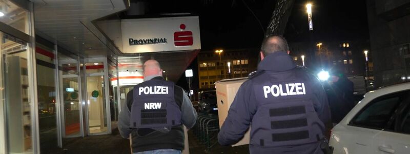Bei der Durchsuchung sei es vorrangig um die Daten betroffener Kunden gegangen, hieß es von der Polizei. - Foto: Markus Gayk/dpa