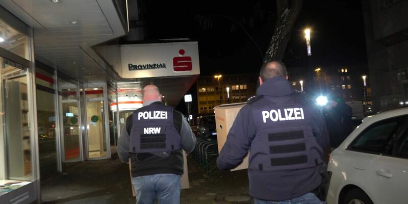 Nach dem spektakulären Sparkassen-Einbruch in Gelsenkirchen versuchen Trittbrettfahrer, mit Betrugsanrufen die Verunsicherung auszunutzen - Foto: Markus Gayk/dpa