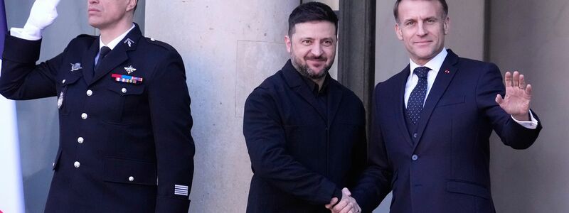 Der ukrainische Präsident Selenskyj hat mit Frankreichs Präsident Macron über eine Stärkung der Flugabwehr gesprochen. - Foto: Michel Euler/AP/dpa