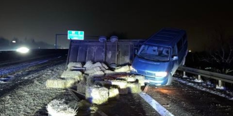 POL-WI: Vollsperrung der A3 bei Wiesbaden nach PKW-Unfall und verlorenen Strohballen - Foto: presseportal.de