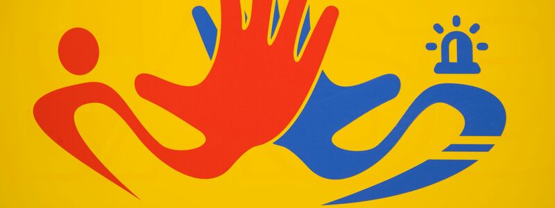 Mit einer Kampagne «Helfer sind Tabu!» wurde schon für Schutz von Rettungskräften geworben. (Symbolbild) - Foto: picture alliance / Andreas Arnold/dpa