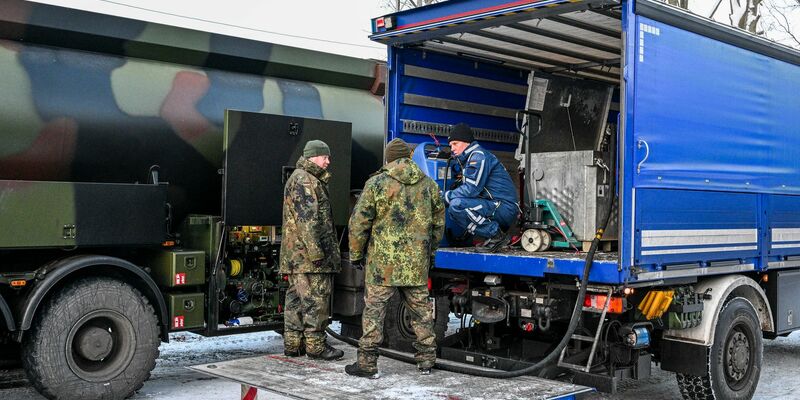 Franziska Giffey (SPD), Wirtschaftssenatorin, und Andreas Liepka, Geschäftsleitung Operations Nord, besuchen eine Lidl-Filiale am Teltower Damm.   - Foto: Jens Kalaene/dpa