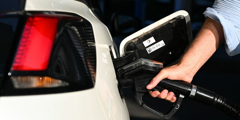 Die CO2-Abgabe wird unter anderem auf Kraftstoffe erhoben. 21,4 Milliarden Euro kamen 2025 zusammen. (Symbolbild) - Foto: Monika Skolimowska/dpa-Zentralbild/dpa