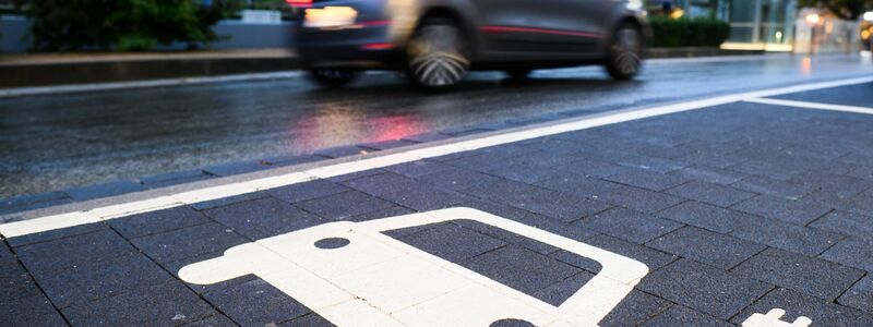 Gerade bei Kleinwagen sind Autos mit Verbrennungsmotor häufig günstiger als Elektroautos. (Archivbild) - Foto: Julian Stratenschulte/dpa