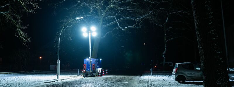 Sicherheitsleute bewachen die Brandstelle einer Kabelbrücke vor dem Kraftwerk Lichterfelde am Teltowkanal. - Foto: Christophe Gateau/dpa