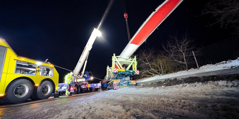 POL-CUX: Technischer Defekt an einem Schwertransport auf der BAB27 führt zu hohen Sachschäden und andauernden Verkehrsbehinderungen - Foto: presseportal.de