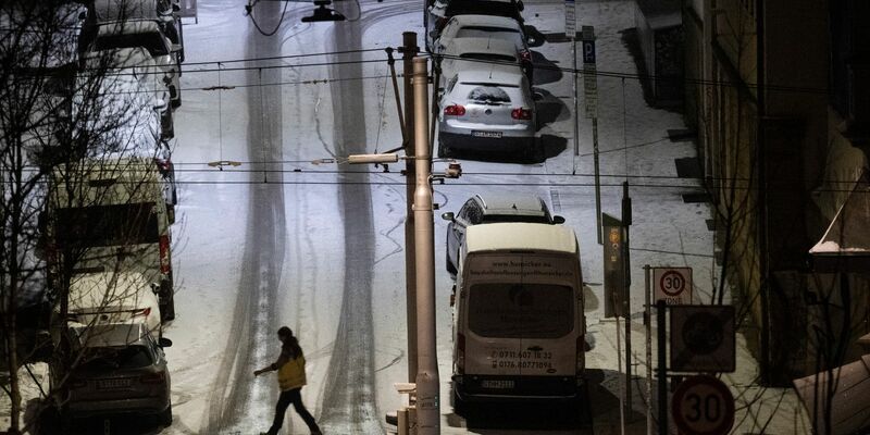 Auf vielen Straßen in Deutschland ist es weiterhin rutschig. - Foto: Marijan Murat/dpa
