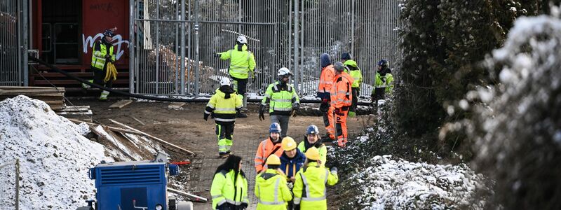 Bauarbeiten am Ort des Kabelbrandes. Zehntausende Menschen im Südwesten der Hauptstadt hatten keinen Strom. - Foto: Britta Pedersen/dpa