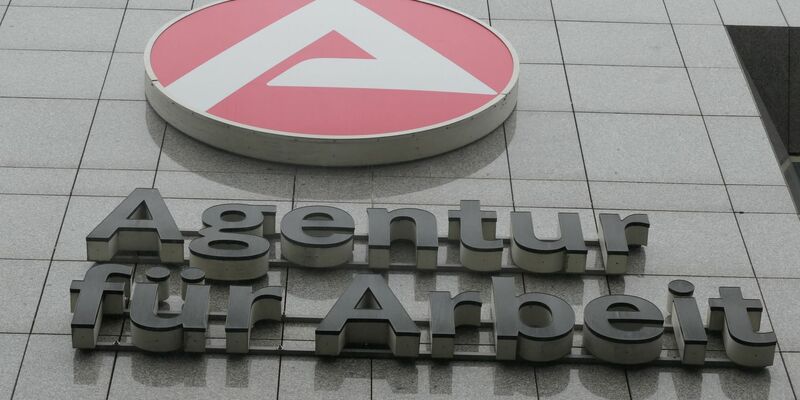 Im Dezember steigt die Arbeitslosigkeit: Betriebe stellen vor dem Jahresende weniger ein und in der kalten Jahreszeit gibt es weniger Außenjobs. (Archivbild) - Foto: Helge Toben/dpa