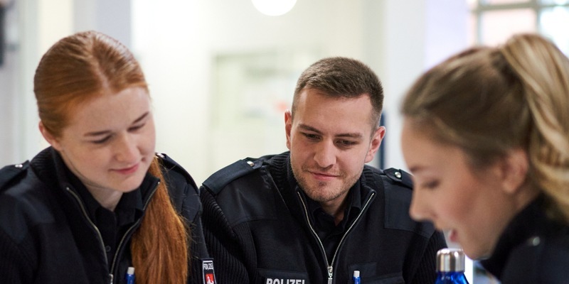 POL-ROW: Nachwuchswerbung: Lust auf Polizei? Nachwuchs-Team informiert Eltern und potenzielle Bewerberinnen und Bewerber - Foto: presseportal.de