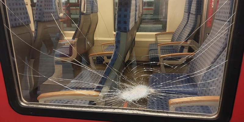 Bundespolizeidirektion München: Unbekannte bewerfen Zug mit Steinen - Foto: presseportal.de