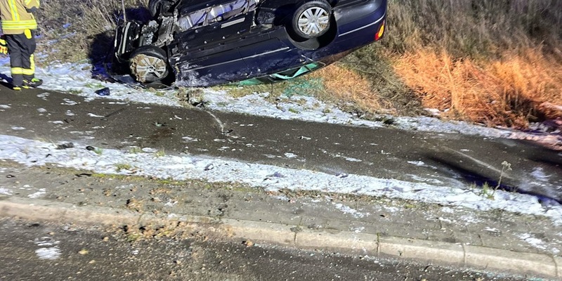 POL-AC: Alkoholisierter Autofahrer überschlägt sich am Kreisverkehr - Foto: presseportal.de