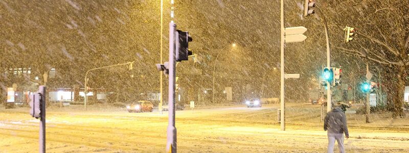 Ein Sturmtief bringt Schnee und Glatteis mit sich. - Foto: Bodo Marks/dpa