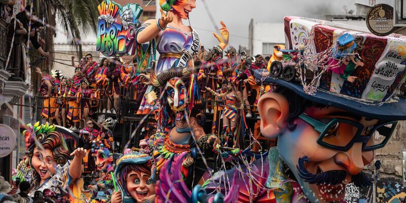 Beim Karneval der Schwarzen und Weißen wird die Überwindung ethnischer Unterschiede gefeiert. - Foto: Ivan Valencia/AP/dpa
