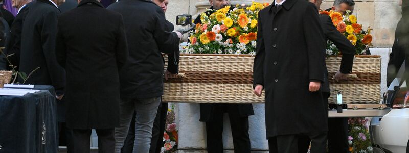 Der Sarg der Schauspielerin Brigitte Bardot wird zur Trauerfeier in die Kirche Notre-Dame de l'Assomption getragen. - Foto: Philippe Magoni/AP/dpa
