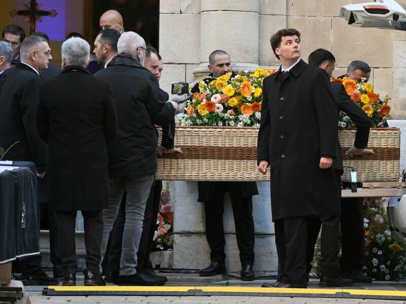 Der Sarg der Schauspielerin Brigitte Bardot wird zur Trauerfeier in die Kirche Notre-Dame de l'Assomption getragen. - Foto: Philippe Magoni/AP/dpa