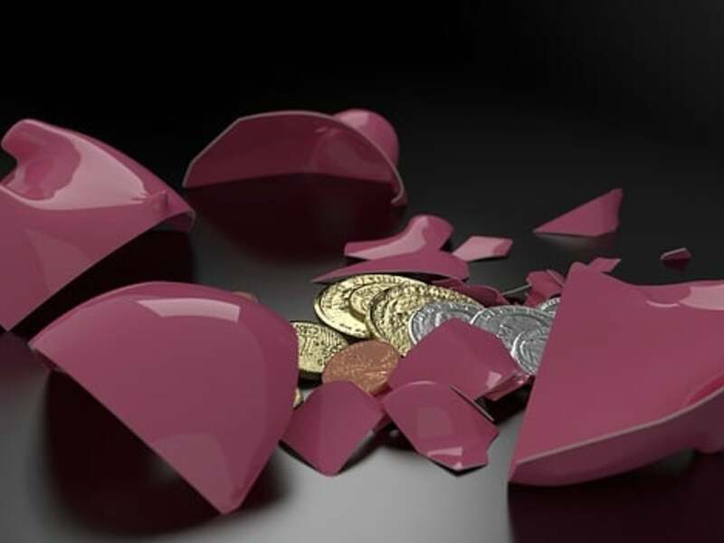 Bei einem kleinen Teil der Deutschen ist nicht nur das Sparschwein leer, sondern auch das Bankkonto. - Foto: Pixabay.com © QuinceCreative CCO Public Domain