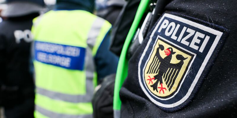 Bundespolizisten haben bei zwei Jugendlichen in Neumünster Waffen sichergestellt. (Symbolfoto) - Foto: Christian Charisius/dpa
