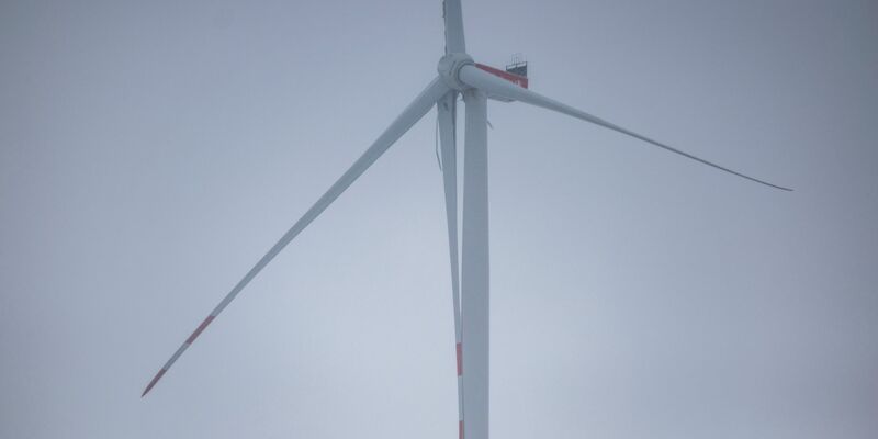 Die Feuerwehr wartet darauf, dass der abgeknickte Windrad-Flügel von selbst abfällt. - Foto: Thomas Banneyer/dpa