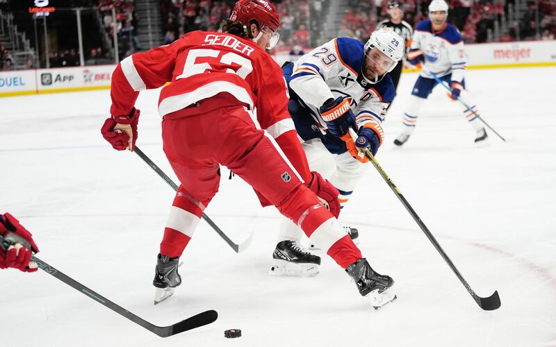 Zwei NHL-Topstars gemeinsam für Deutschland: Moritz Seider (l) und Leon Draisaitl (r). (Archivbild) - Foto: Ryan Sun/AP/dpa