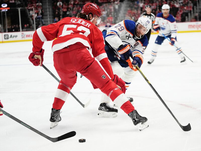 Zwei NHL-Topstars gemeinsam für Deutschland: Moritz Seider (l) und Leon Draisaitl (r). (Archivbild) - Foto: Ryan Sun/AP/dpa