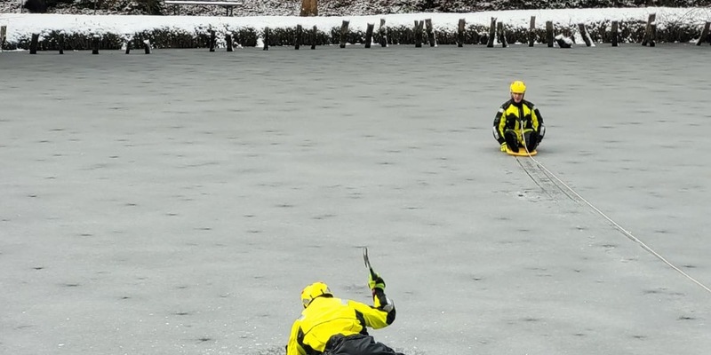 FW Hennef: Feuerwehr Hennef übt Menschrettung auf zugefrorenem Teich - Foto: presseportal.de