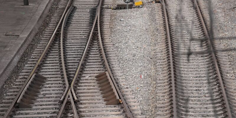 Die Bahn rechnet wegen der Wetterlage mit Einschränkungen. (Archivbild)  - Foto: Marcus Brandt/dpa