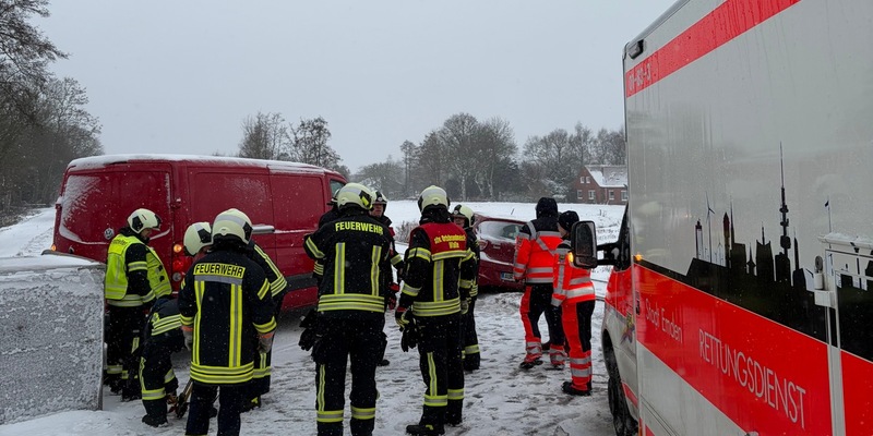 FW-AUR: Umgestürzter Anhänger versperrt Fahrbahn - Foto: presseportal.de