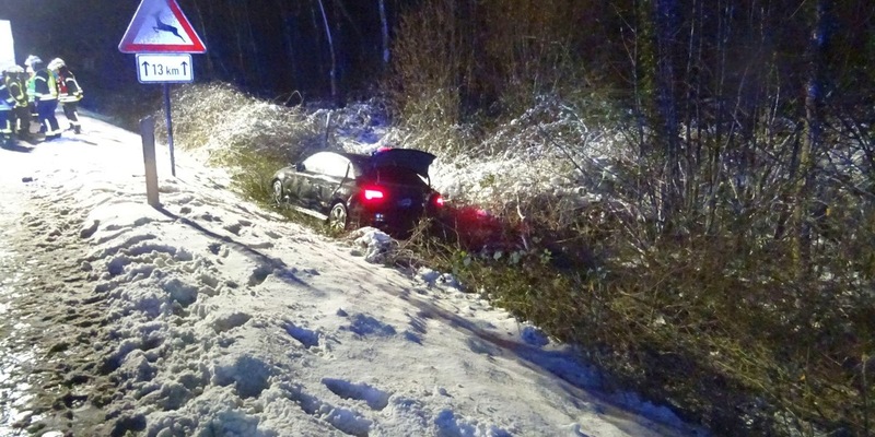 FW Sonsbeck: Verkehrsunfall zwischen PKW und LKW auf der A57 - Foto: presseportal.de