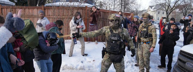 Frau stirbt nach Schüssen eines ICE-Beamten in Minneapolis - Foto: Alex Kormann/Star Tribune via AP/dpa