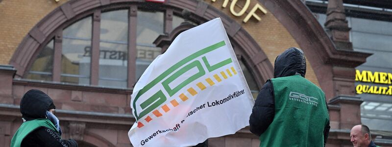 GDL und Deutsche Bahn verhandeln wieder über mehr Geld für rund 10.000 Beschäftigte. (Archivbild) - Foto: Martin Schutt/dpa
