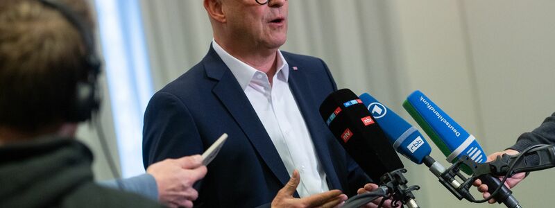 Für die Bahn sitzt wie üblich Personalvorstand Martin Seiler am Verhandlungstisch. (Archivbild) - Foto: Christophe Gateau/dpa