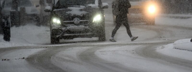 In der Nacht zum Freitag sollen Schnee und Wind für größere Behinderungen sorgen. - Foto: Federico Gambarini/dpa