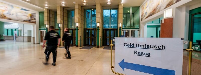Wer noch alte Scheine oder Münzen findet, kann diese kostenlos bei allen 31 Filialen der Bundesbank oder per Postweg über die Bundesbank-Filiale in Mainz zum Umtausch einreichen. (Archivbild) - Foto: Andreas Arnold/dpa